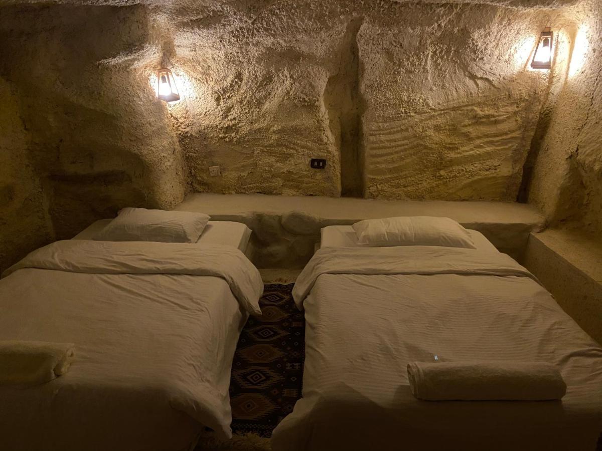 7 Caves Hotel Al Jāyah Exteriör bild